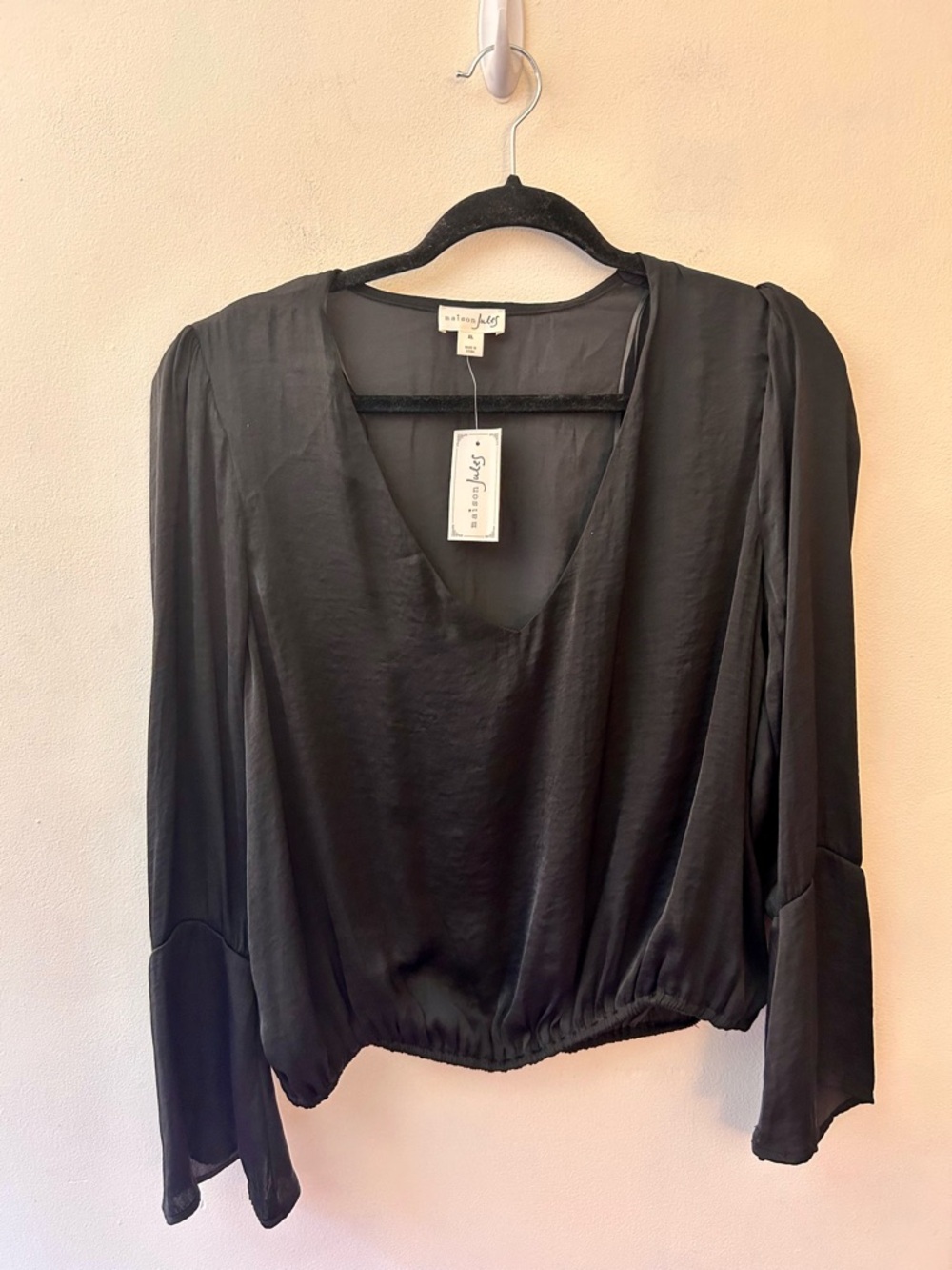 Maison Jules black V neck pullover blouse with flowy sleeves size XL